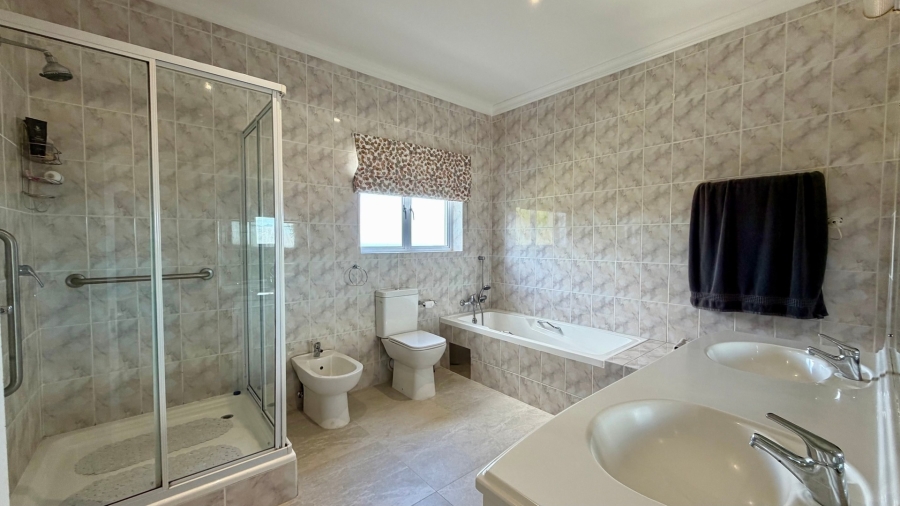 5 Bedroom Property for Sale in Dennegeur Western Cape